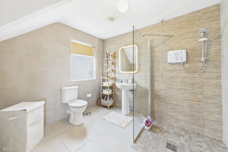 A contemporary bathroom at 25 Airfield Point