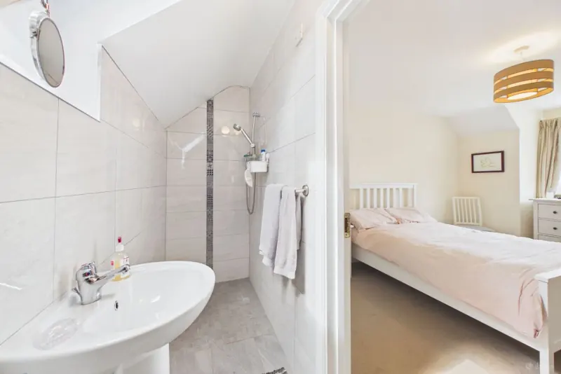 An ensuite bathroom at 25 Airfield Point