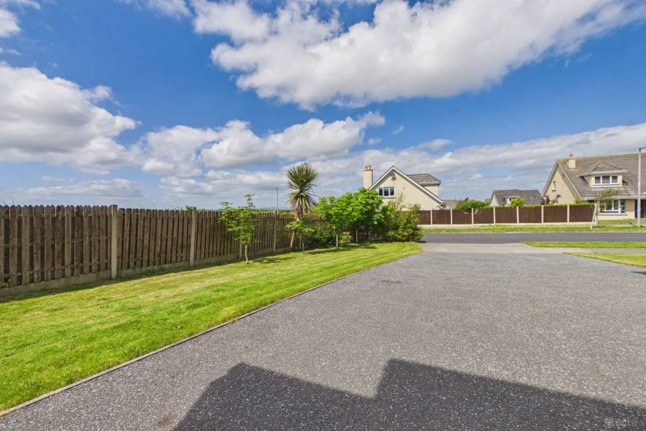 Garden and grounds at 25 Airfield Point