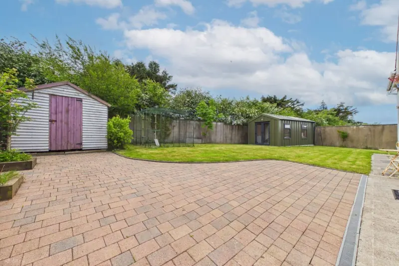 Driveway and garden shed at 25 Airfield Point