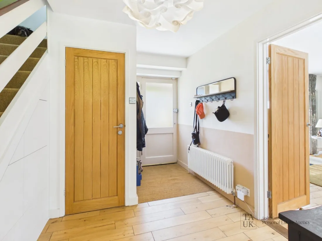 The hallway with oak flooring