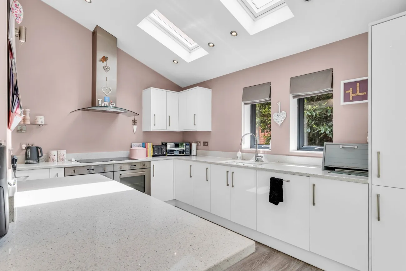 The kitchen island with breakfast bar