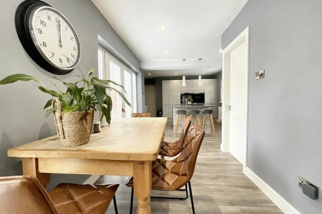 Kitchen-dining zone