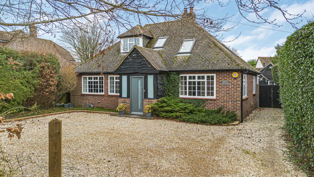 The front of Fernie Cottage from the drive