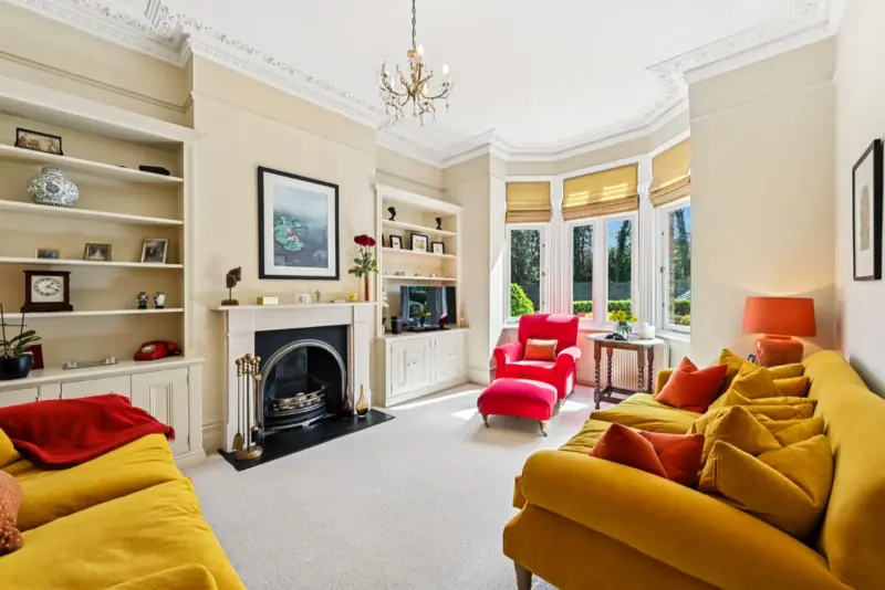 The red-sofa drawing room with bay window