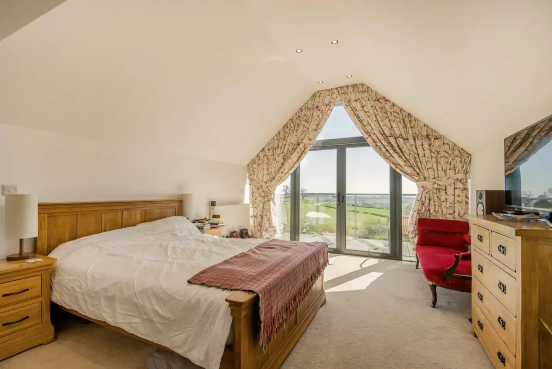 Principal bedroom with arched stone window