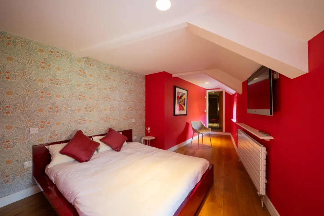 Principal bedroom — red accent