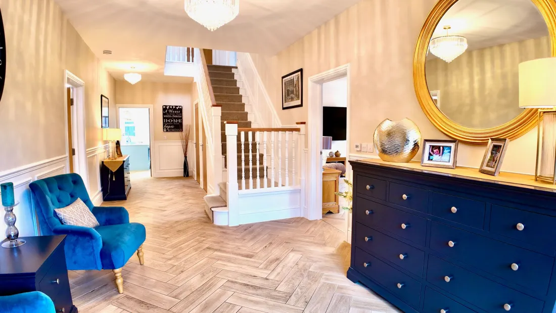 Entrance hall + staircase