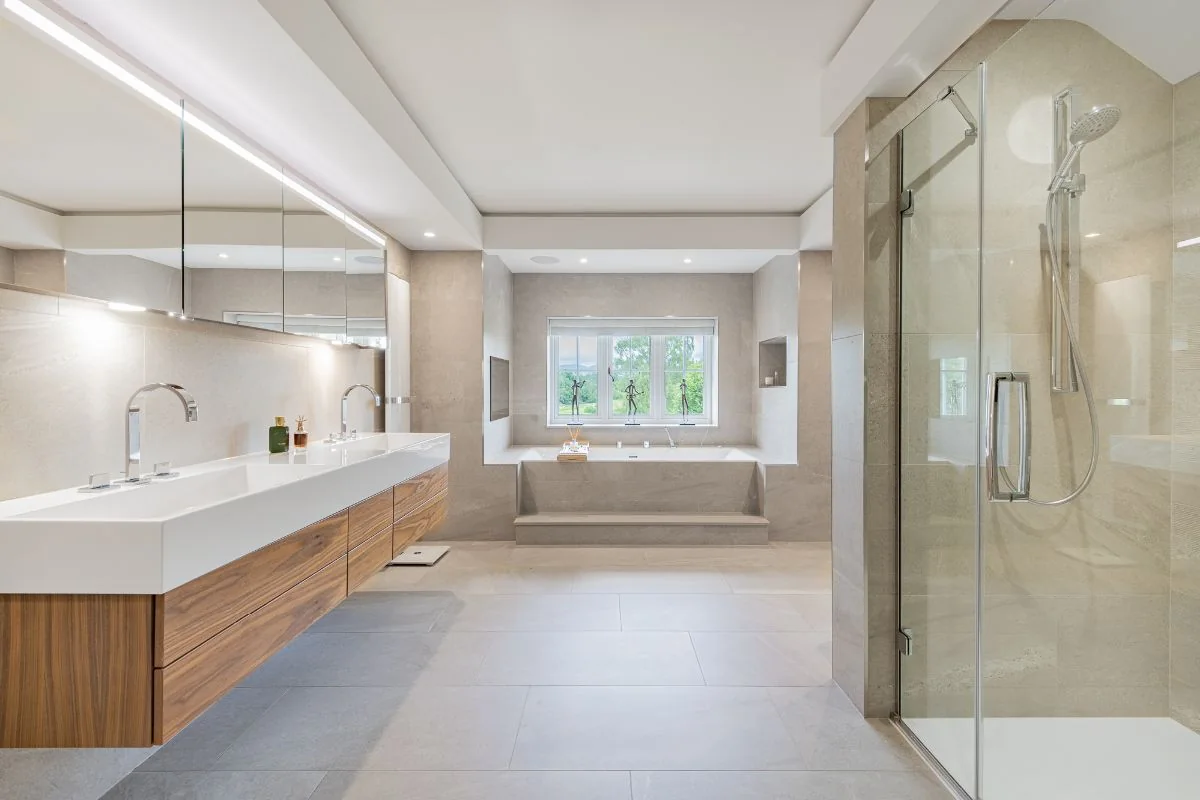 The principal en-suite bathroom