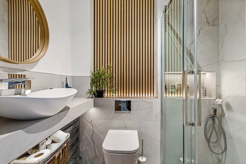 The principal en-suite.