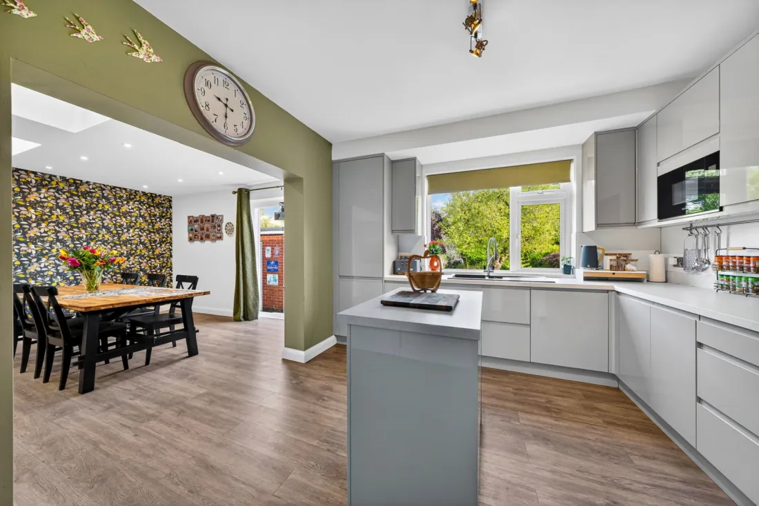 Open-plan kitchen-dining