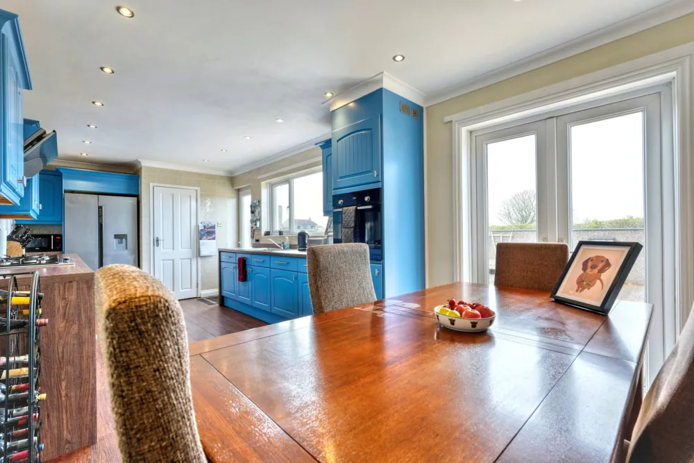 9A Scaw Road — a reception room