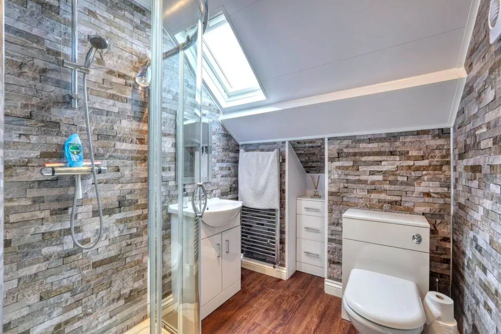 9A Scaw Road — the main bathroom