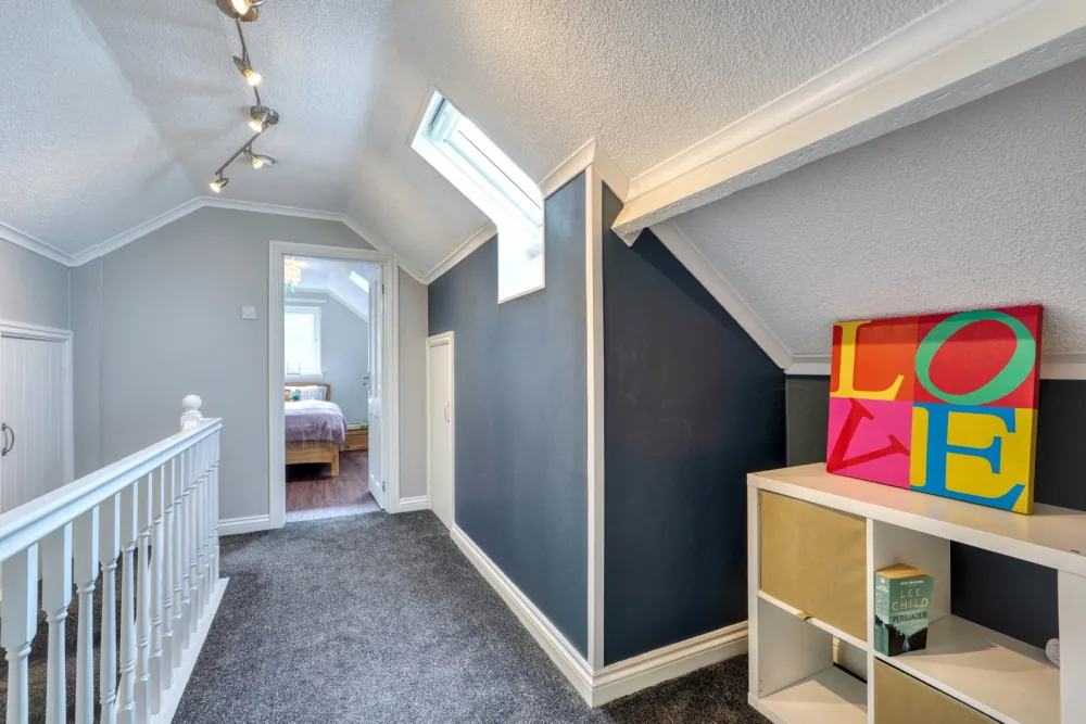 9A Scaw Road — an upstairs double