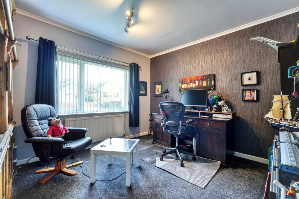 9A Scaw Road — a ground-floor double bedroom