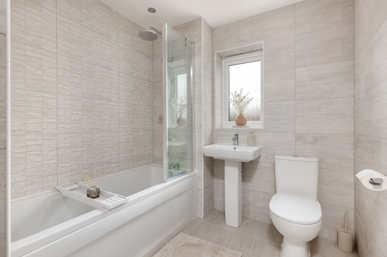 Family bathroom at Sorrel Green, Warwick.