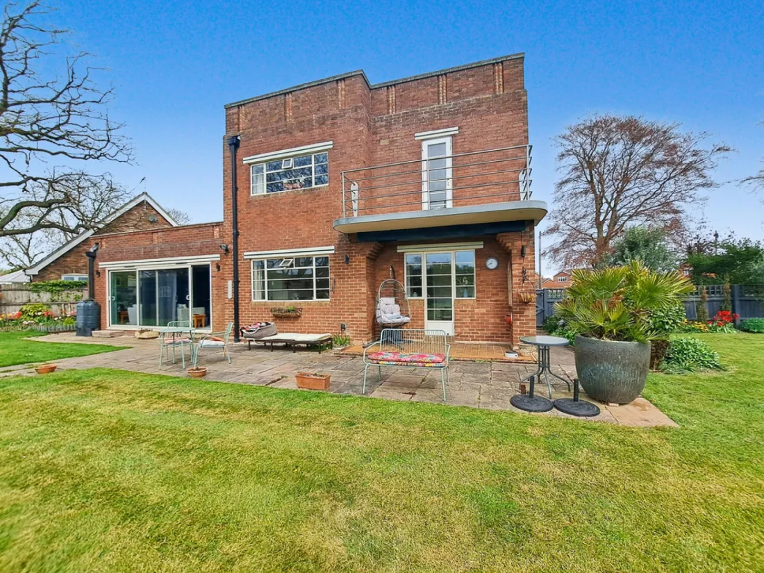 Garden room set among mature planting