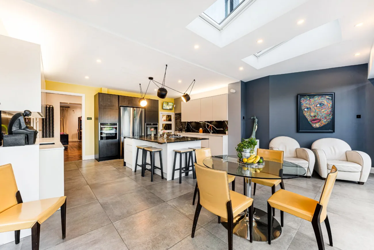 The kitchen breakfast bar
